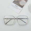 Lunettes carrées transparentes modernes avec noyau métallique sur fond blanc - Blanc Transparent