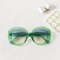Dettaglio occhiali da sole vintage verdi con lenti sfumate blu e gialle su base di marmo - Montatura Grande Verde Smeraldo Lenti Sfumate Blu-Giallo (Emerald Green 9)