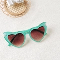 Vista dall'alto di occhiali da sole vintage a cuore verde menta con lenti marroni - Montatura a Forma di Cuore Verde Menta (Wasabi 8)