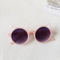 Détail de lunettes de soleil oreilles de chat roses avec verres violets sur fond blanc - Rose