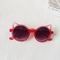 Vue détaillée des lunettes de soleil pour enfants à monture rouge transparente chat - Rouge