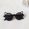 Vue détaillée de dessus des lunettes de soleil chat noir avec verres ronds - Noir