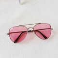 Gros plan sur lunettes aviateur roses avec monture dorée et détail du numéro de modèle B161 - Rose (B161)