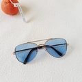 Vue détaillée des lunettes aviateur dorées pour enfants avec verres bleus clairs B161 - Bleu (B161)