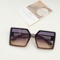 Gafas de sol cuadradas de gran tamaño con lentes degradadas gris-púrpura y montura oscura - Púrpura Grisáceo