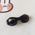 Détail de la monture épaisse et des verres foncés de ces lunettes de soleil sport enfant - Gris Foncé