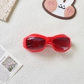 Gros plan de lunettes de soleil rouges à monture épaisse et verres dégradés rétro - Rouge Orangé