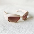 Détail macro de lunettes de soleil futuristes crème avec décor métallique triangulaire - Blanc Cassé
