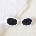 Dettaglio di occhiali da sole ovali vintage bianchi con lenti scure su sfondo minimal - Bianco