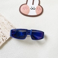 Detalle de las gafas de sol deportivas azules para niños con acabado futurista metálico - Azul Real