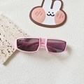Vista macro de las gafas de sol deportivas Y2K rosas para niños con el modelo KD51050 - Rosa