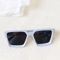 Gros plan de lunettes de soleil carrées oversize avec monture bleu clair texturée - Bleu