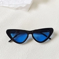 Occhiali da sole vintage cat-eye con montatura nera e lenti blu brillante - Montatura Nera Lenti Blu