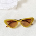 Dettaglio occhiali da sole cat-eye retrò con montatura gialla e aste con motivo tartarugato - Montatura Gialla Aste Tartarugate