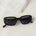 Détail de lunettes de soleil rectangulaires noires avec clous en métal argenté - Gris Foncé