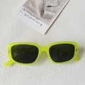 Détail des lunettes de soleil rectangulaires jaune néon avec décor en métal argenté - Jaune Néon