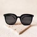 Lunettes de soleil oversize noires avec rivets à double point sur socle beige - Double points blancs verticaux
