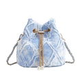 Borsa a secchiello in denim azzurro con trapuntatura a rombi, frange e coulisse di perle - Blu e Bianco