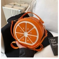 Dettaglio della borsa a tracolla a forma di arancia in pelle PU con grana litchi - Arancione