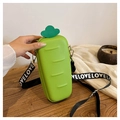 Dettaglio della borsa a tracolla verde a forma di carota con ampia fascia LOVE - Verde