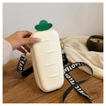 Dettaglio di una piccola borsa a tracolla a forma di carota in ecopelle crema - Bianco Sporco