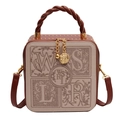 Borsa a tracolla quadrata marrone e beige con ricami di lettere e borchie dorate - Marrone