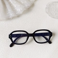 Detailaufnahme der Retro-Oval-Sonnenbrille mit schwarzem Rahmen und Metalldetails - Schwarzer Rahmen Klare Gläser