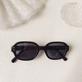 Schwarze ovale Sonnenbrille mit silbernen Nieten und dunklen UV-Schutzgläsern - Schwarzer Rahmen Graue Gläser