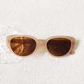 Détail de lunettes de soleil œil-de-chat beige avec points argentés et verres marron - Thé Gelée