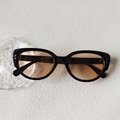 Vue détaillée de dessus des lunettes de soleil Y2K œil-de-chat noires à verres ambrés - Monture Noire Verres Marron Clair