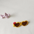 Herzförmige Kinder-Sonnenbrille in Gelb mit roter Schleife und dunklen Gläsern - Gelb