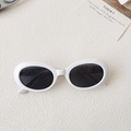 Retro-Sonnenbrille mit kleinem ovalem weißem Rahmen und dunklen Gläsern für Damen Herren - Weiß
