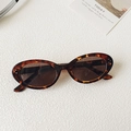 Vintage oval sunglasses with dark tortoiseshell frames and brown lenses for a retro look - Leopard Print