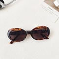 Retro ovale Sonnenbrille mit Schildpatt-Muster und dunklen Gläsern für Damen - Leopardenmuster