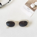 Retro-Sonnenbrille mit cremeweißem Ovalrahmen, dunklen Gläsern und Logo-Detail - Gelee-Weiß