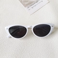 Λήψη flat lay από λευκά γυαλιά ηλίου cat-eye με γκρι φακούς και ασημί μεταλλικές λεπτομέρειες - Λευκό