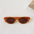 Occhiali da sole cat-eye retrò con montatura ambra traslucida e borchie in metallo - Marrone