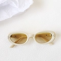 Occhiali da sole ovali retrò con montatura beige, lenti ambra e rivetti vintage - Bianco Sporco