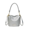 Silberne geflochtene Eimertasche mit Metallic-Finish und goldenen Details auf Weiß - Silber