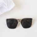 Chic sunset square sunglasses with translucent grey frames and dark tinted lenses - Transparent Gray