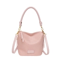 Rosa geflochtene Beuteltasche für Damen mit goldenen Details und abnehmbarem Schultergurt - Rosa