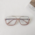 Gafas de sol oversize en resina rosa nude con doble puente dorado y detalles de metal retro - Color Té con Leche