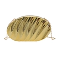Elegante goldene Clutch-Tasche mit Wellenstruktur und feinem Kettenriemen - Gold