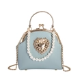 Hellblaue Handtasche aus Leder mit Barockperlen-Griff und goldenem Herzverschluss - Herz Dekoration / Blau