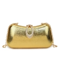 Chique gouden metallic clutch met strass hoefijzer gesp en fijne kettingriem - Goud