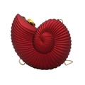 Pochette a conchiglia in acrilico rosso con chiusura dorata e tracolla rimovibile - Rosso