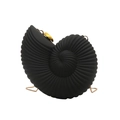 Dettaglio della borsa da sera nera a forma di conchiglia con finiture in metallo oro - Nero
