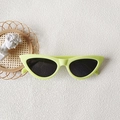Occhiali da sole retrò cat-eye con montatura verde neon e lenti grigio scuro alla moda - Occhi di Gatto Vintage Luminoso Verde Fluorescente (Chunchen 3)