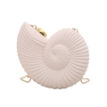 Elegante borsa da sera a conchiglia con dettagli in metallo dorato e trama a spirale su bianco - Bianco