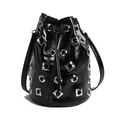 Sac seau noir avec rivets argentés et cordon de serrage sur fond blanc minimaliste - Noir